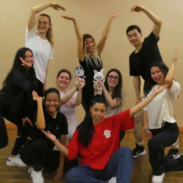 milianna et ses eleves en cours de danse kpop a paris