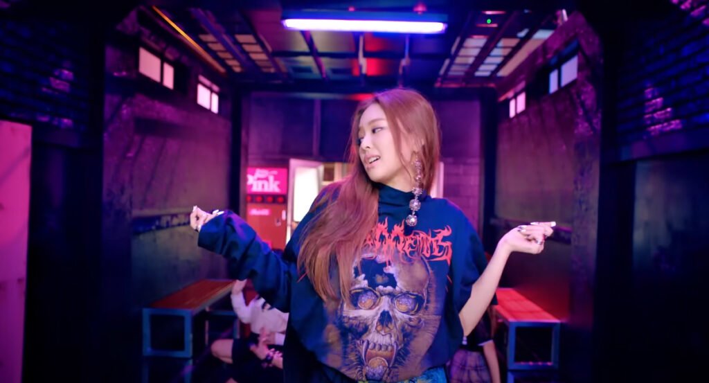 jennie du groupe k-pop blackpink en pull bleu dans le clip boombayah