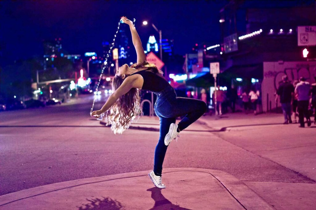 femme danse dans la rue sur du r&b