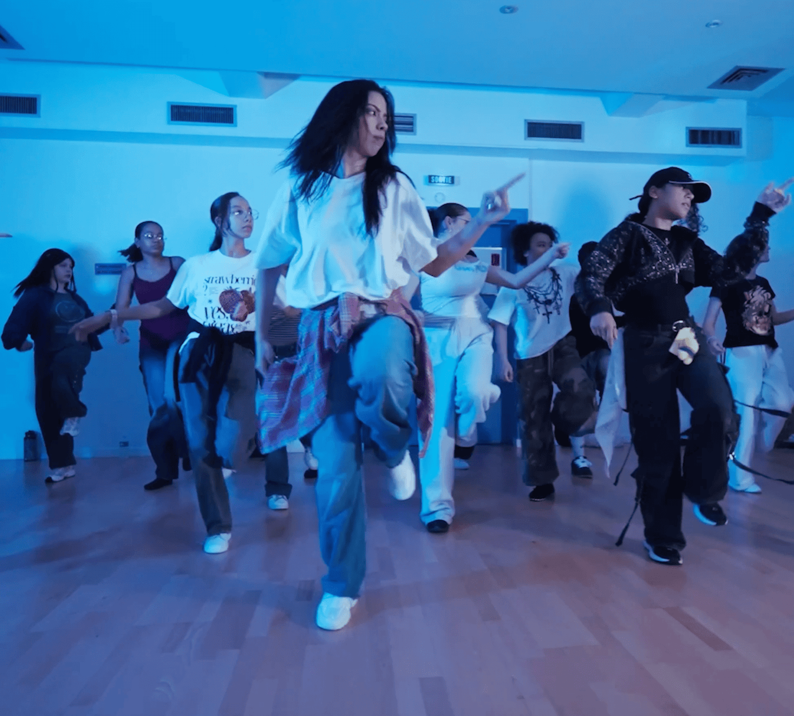 milianna et ses eleves en cours de danse kpop a montrouge