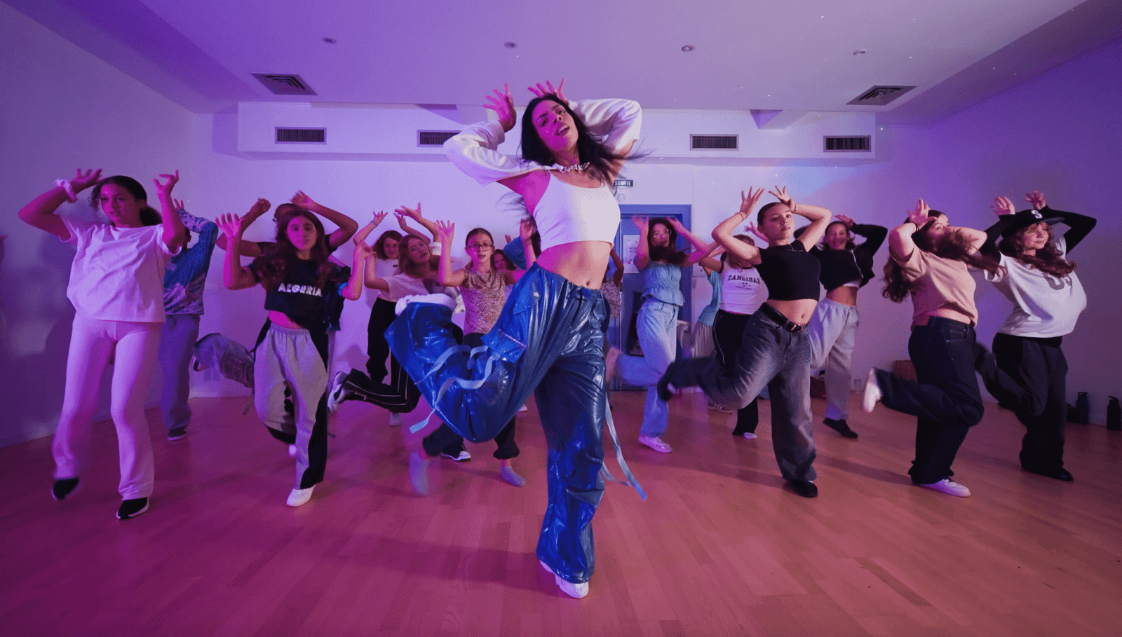 milianna et ses eleves en cours de danse kpop a montrouge