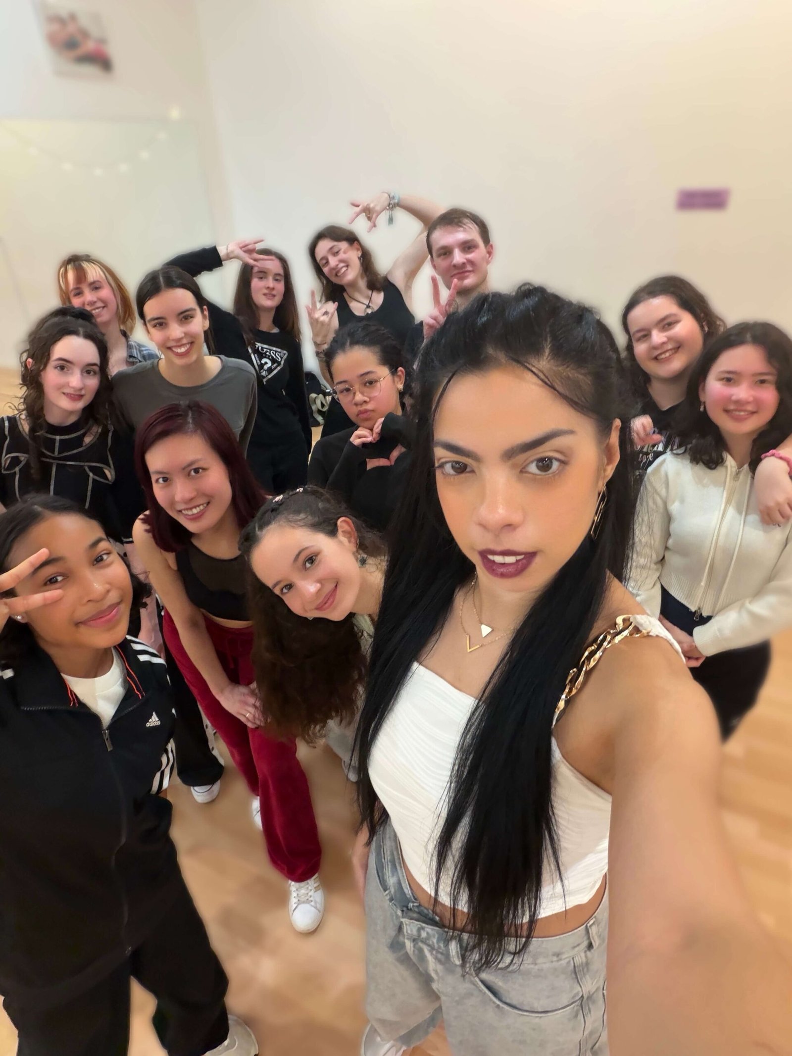 prof-eleves-danse-kpop-paris